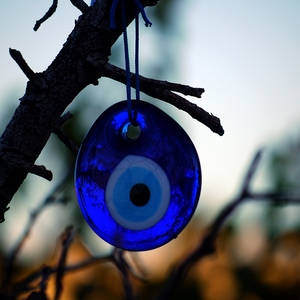 L'oeil de Fatima, amulette turque suspendu à une branche devant un coucher de soleil - Turquie  - collection de photos clin d'oeil, catégorie clindoeil